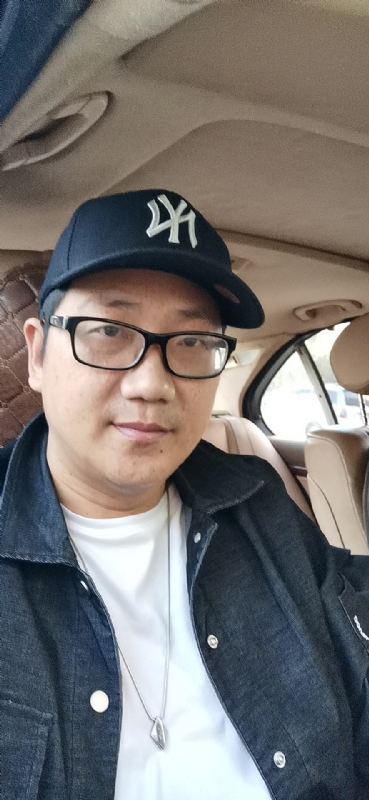 拥抱幸福的第一张照片--福建婚介网